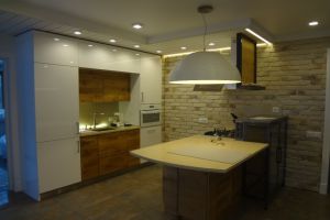 Кухня в стиле ЛОФТ с натуральными фасадами из массива